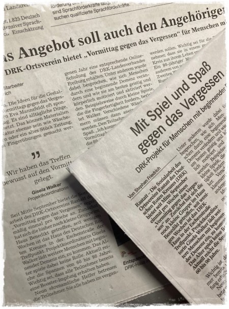 Ein Bild von zwei übereinander liegenden Zeitungen